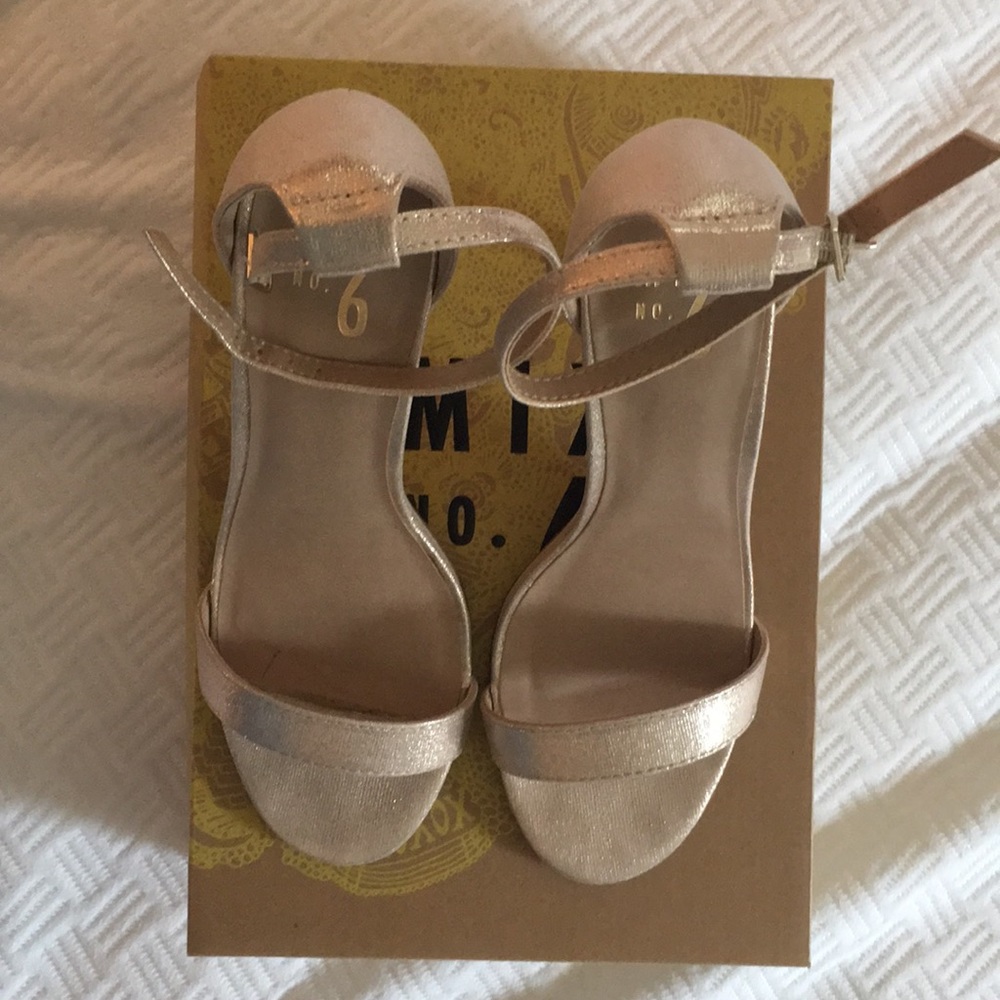 Gold Metallic dress heels. Size 8.5 worn once.